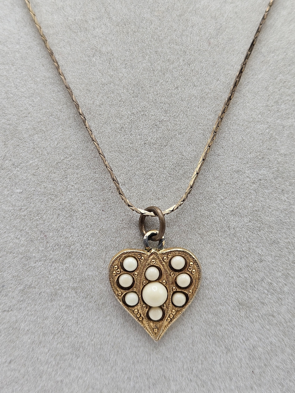 VINTAGE Gold Tone Faux Pearl Dainty Heart Pendant Necklace
